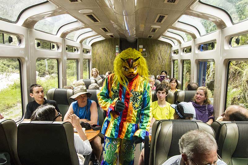 Ir en tren a Machu Picchu, es un viaje espectacular
