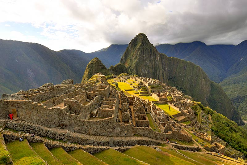 Observando el sitio arqueológico de Machu Picchu
