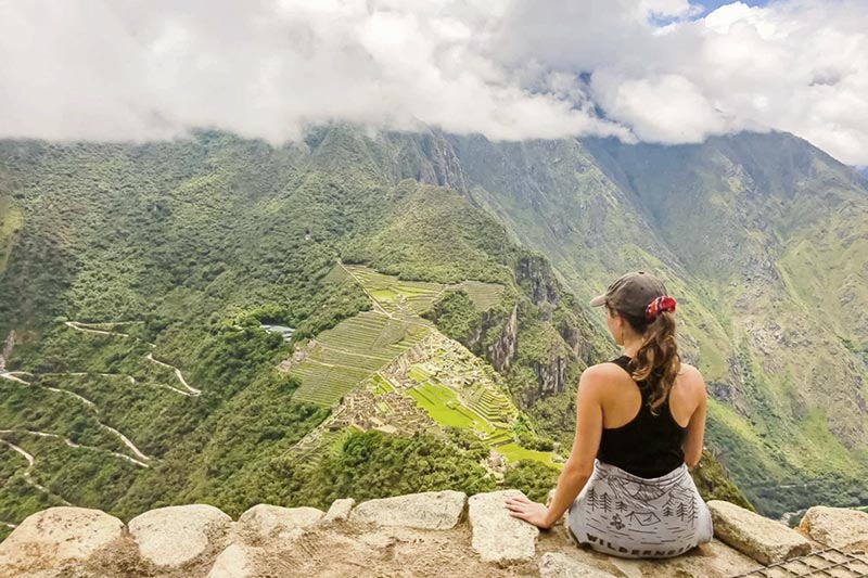 Turista en la cima de la Montaña Huayna Picchu