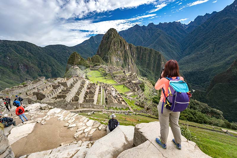 Turista fotografando Machu Picchu