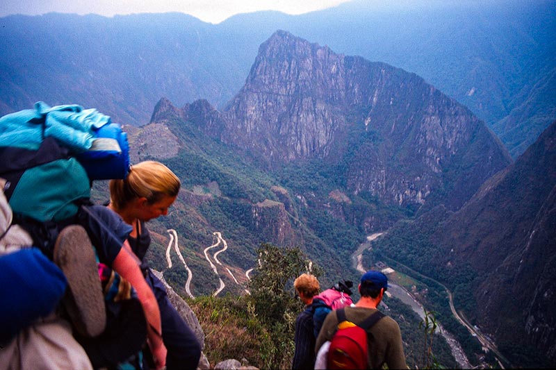 Turistas bajando por el Camino Inca hacia Machu Picchu