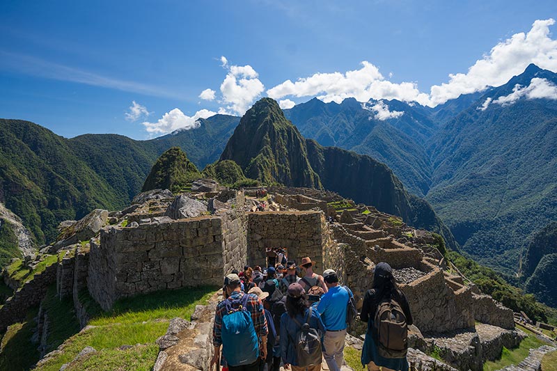 Visitantes recorriendo Machu Picchu