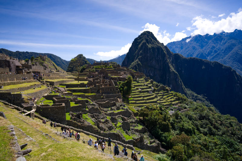 Turistas retirándose del sitio arqueológico