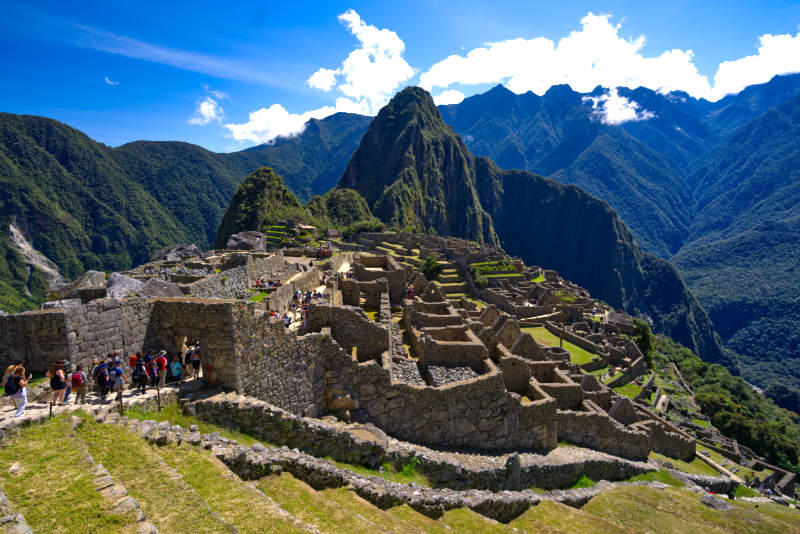 Turistas entrando a la Ciudad Inca de Machu Picchu