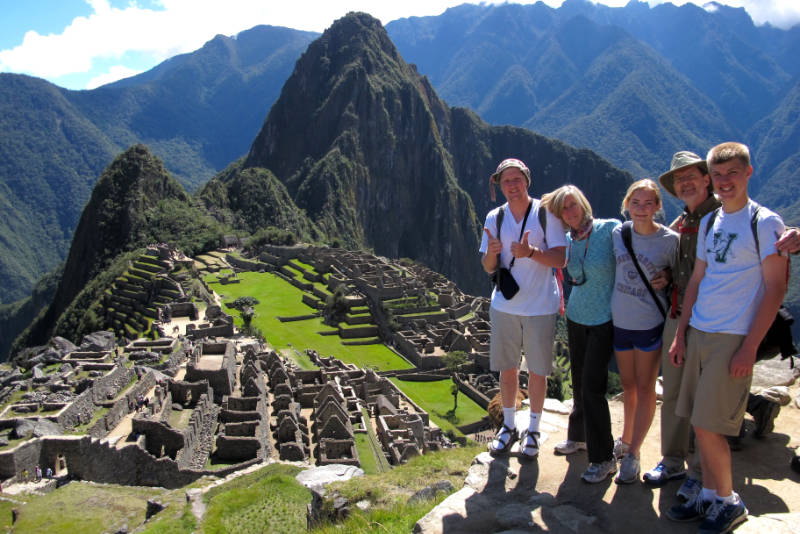 Família de turistas aproveitando sua viagem a Machu Picchu