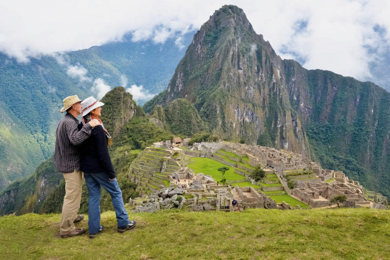 Pareja de turistas observando la maravilla del mundo