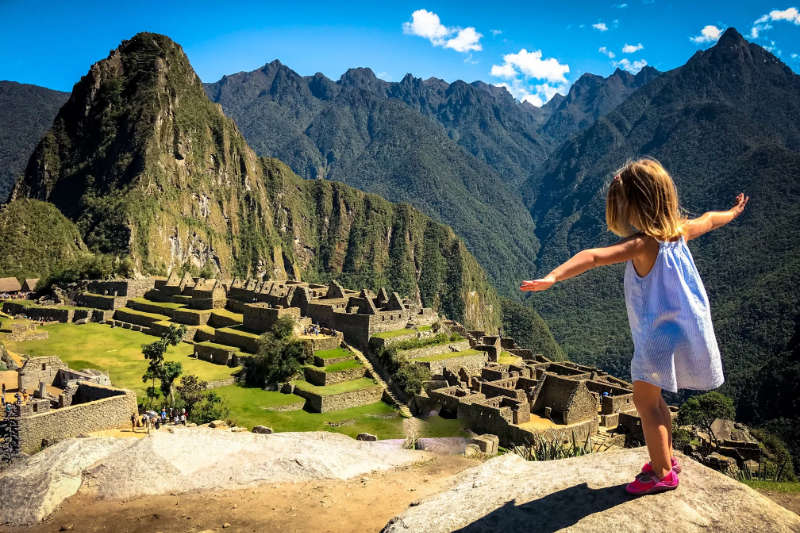 Menina na cidadela inca de Machu Picchu