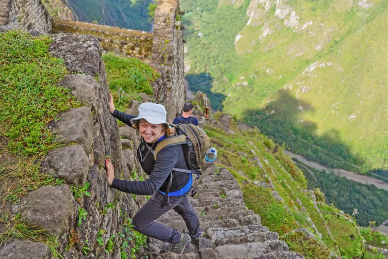 Turista descendo a escada da morte - Huayna Picchu