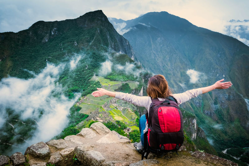 Turista apreciando a vista de Huayna Picchu