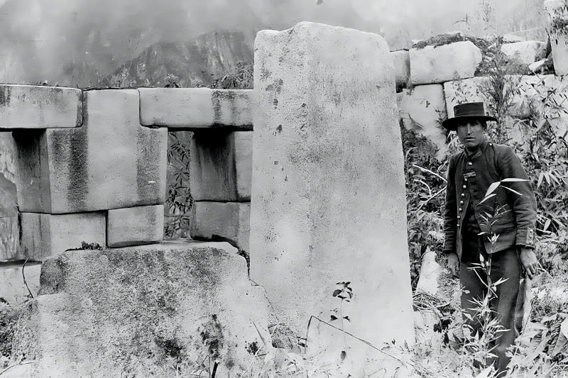 Discovery of Machu Picchu - Photo at the temple of the 3 Windows