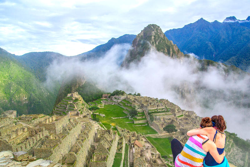 Turistas felizes em visitar Machu Picchu