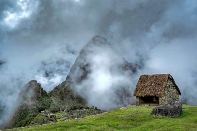 Foto de la Casa del Guardián en Machu Picchu un día nublado