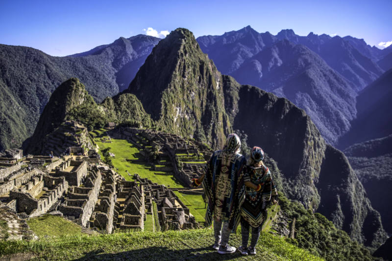 Casal de turistas em Machu Picchu