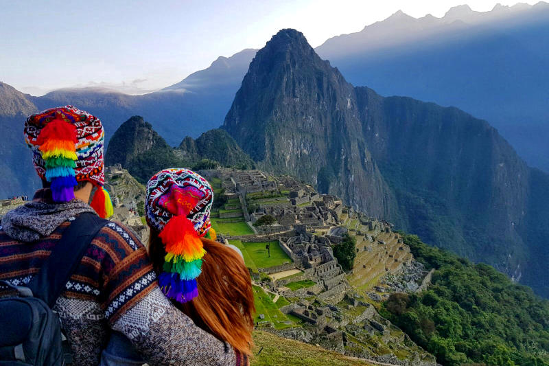 Pareja de turistas apreciando las increíbles vistas en Machu Picchu