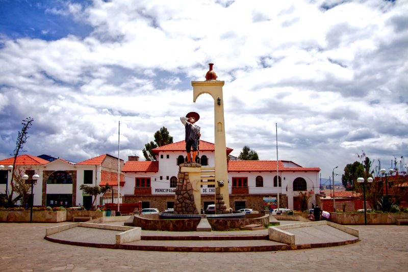 Statue sur la place principale de Chinchero