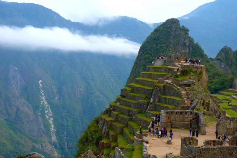 Foto do templo principal e do Intihuatana na borda de Machu Picchu