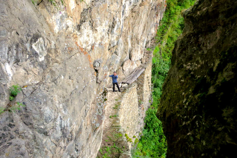 Turista en el Puente Inca de Machu Picchu