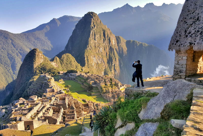 Visitante fotografando a cidadela inca a partir da Casa do Guardião