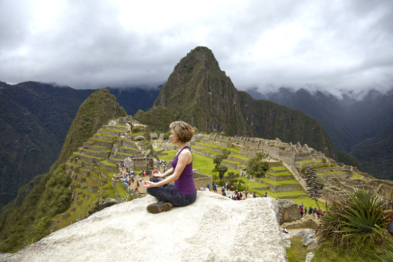 Turista meditando no mirante do terraço inferior - Machu Picchu