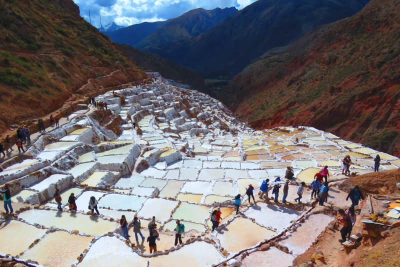 Turistas nas minas de sal de Maras