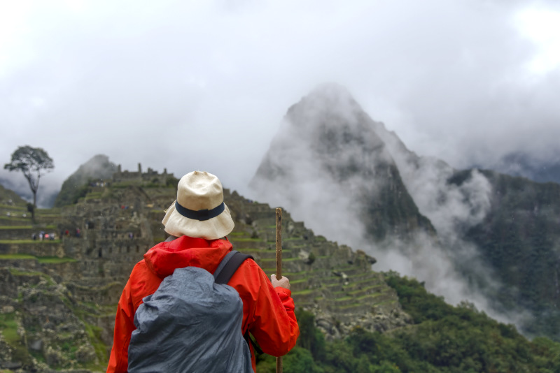 Viajante em Machu Picchu em um dia nublado