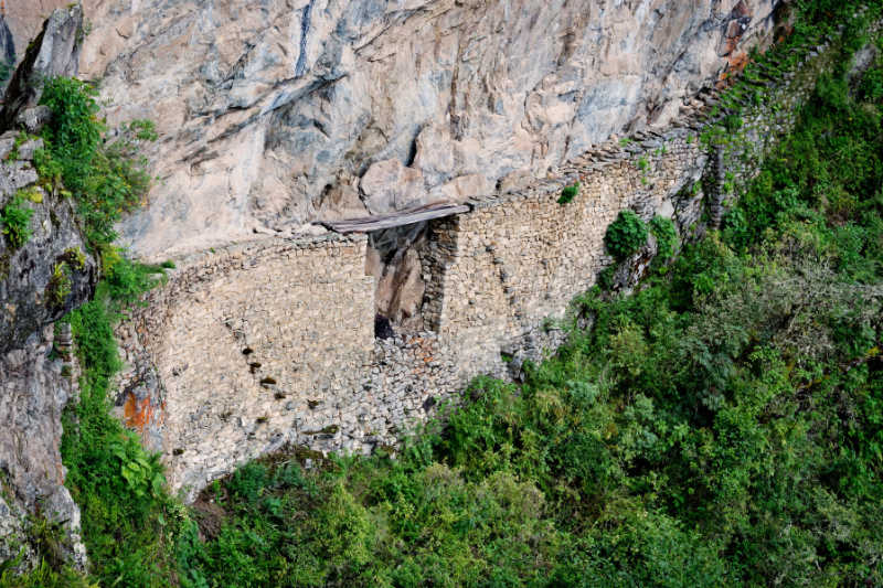 Esta é a aparência da Ponte Inca em Machu Picchu