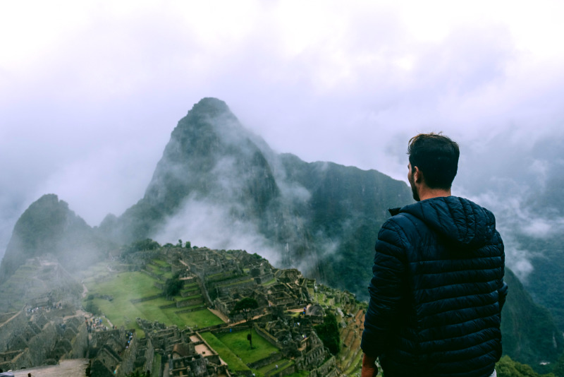 Apreciando a vista de Machu Picchu sob uma leve neblina