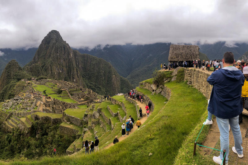 Turistas en la Casa del Guardián - Machu Picchu