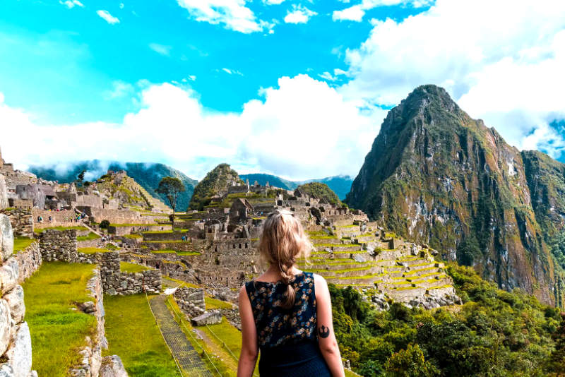 Turista observando as construções de Machu Picchu