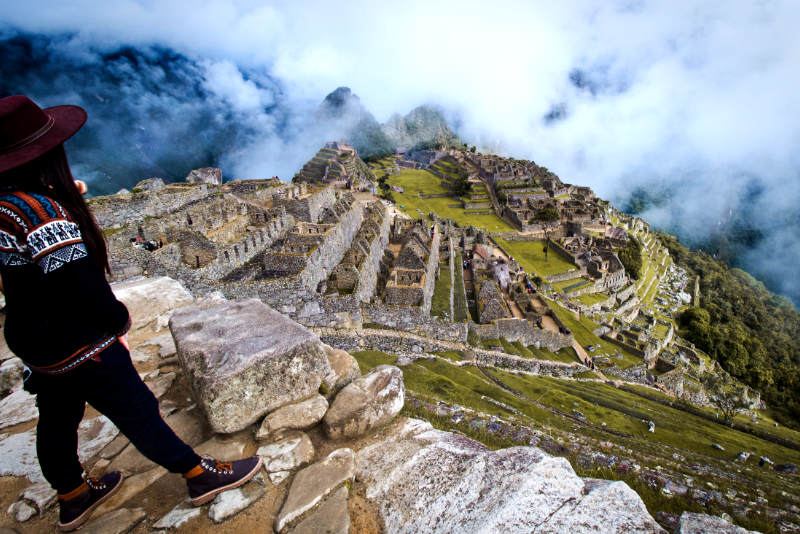 Observando las construcciones de Machu Picchu