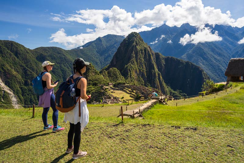 Jovens estudantes visitando a Maravilha do Mundo