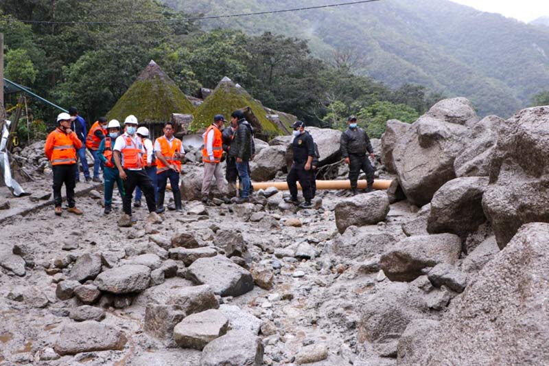 Authorities in Aguas Calientes after a natural disaster