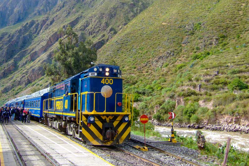 Tourists at the Ollantaytambo train station