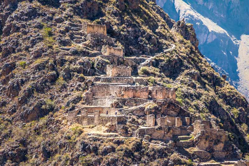 Inca constructions on the way to the Pinkuylluna Fortress