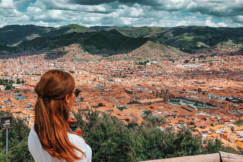 Tourists observing the city of Cusco from the Cristo Blanco viewpoint