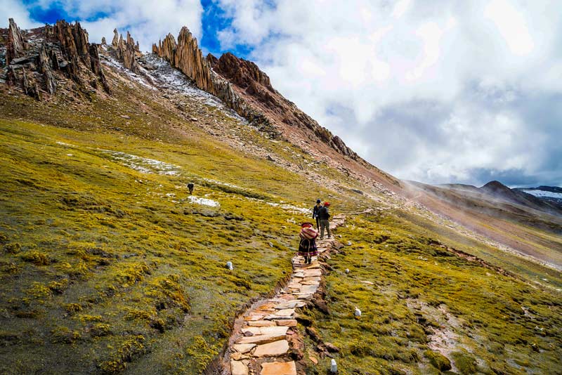 Walking along the path to the Palccoyo stone forest