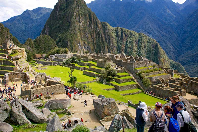 Guia oficial explicando a visitantes sobre Machu Picchu