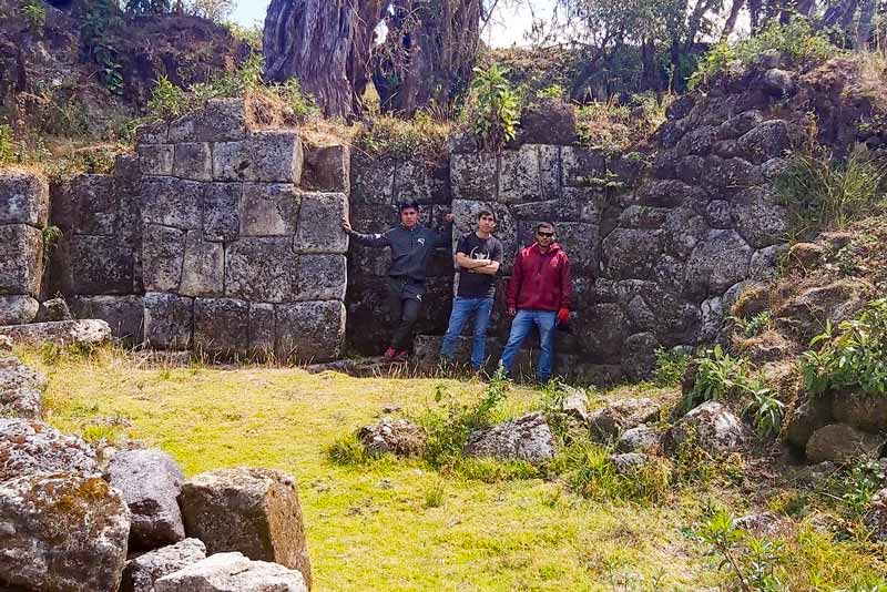 Visiting the Choquechurco archaeological complex