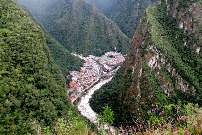 Vista al pueblo de Machu Picchu desde la montaña Putucusi