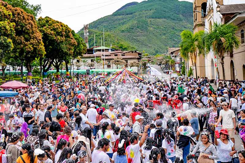 People playing in Quillabamba’s main square