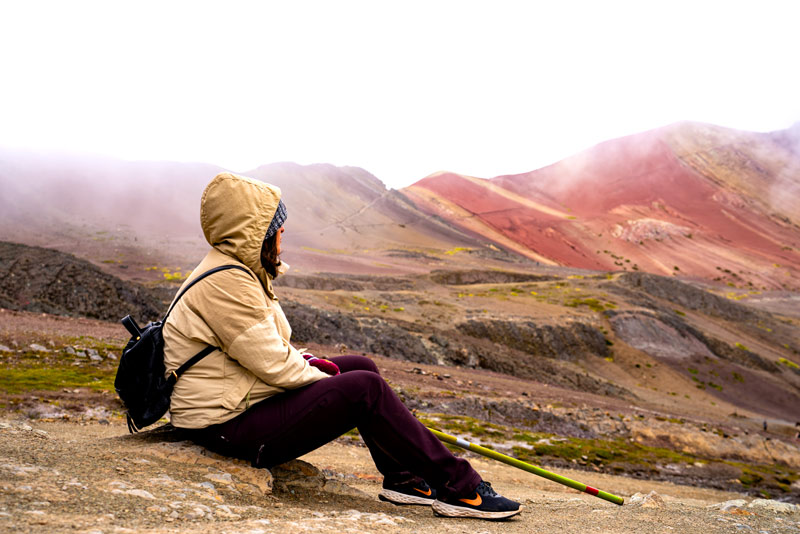 Turista observando el paisaje en la Montaña de Colores